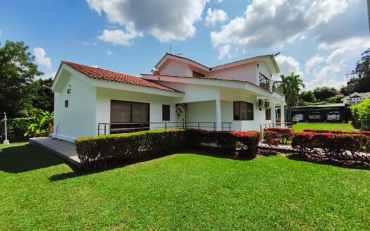 Casa de Lujo en Condominio El Imperio (B-65) – Carmen de Apicalá.